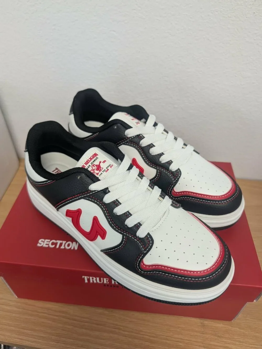 True Religion Flo Sneaker Size 8 Women - O